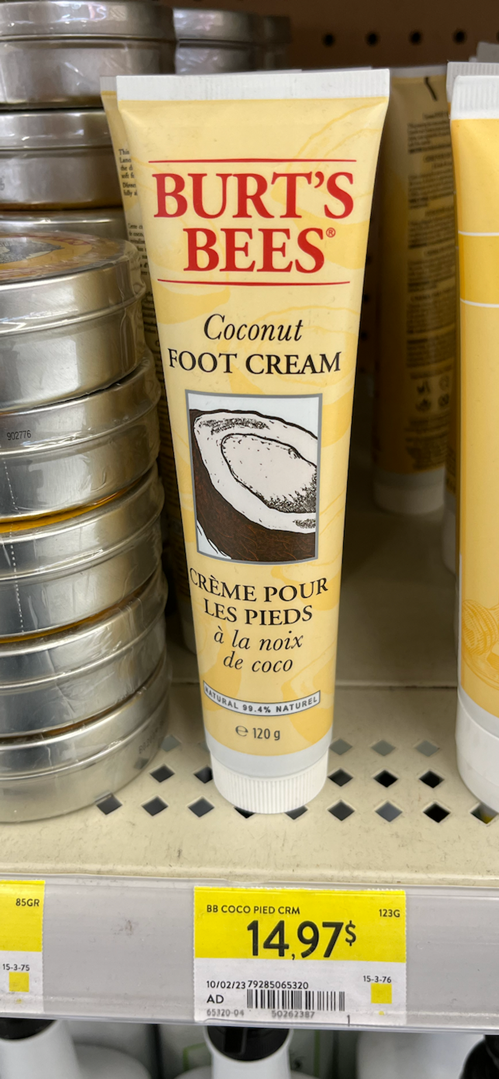 Cr\u00e8me pour les pieds sur une tablette.