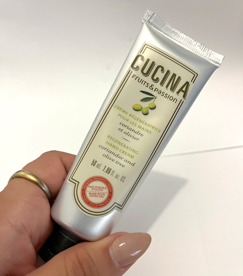 Cr\u00e8me r\u00e9g\u00e9n\u00e9ratrice pour les mains Fruits & Passion.