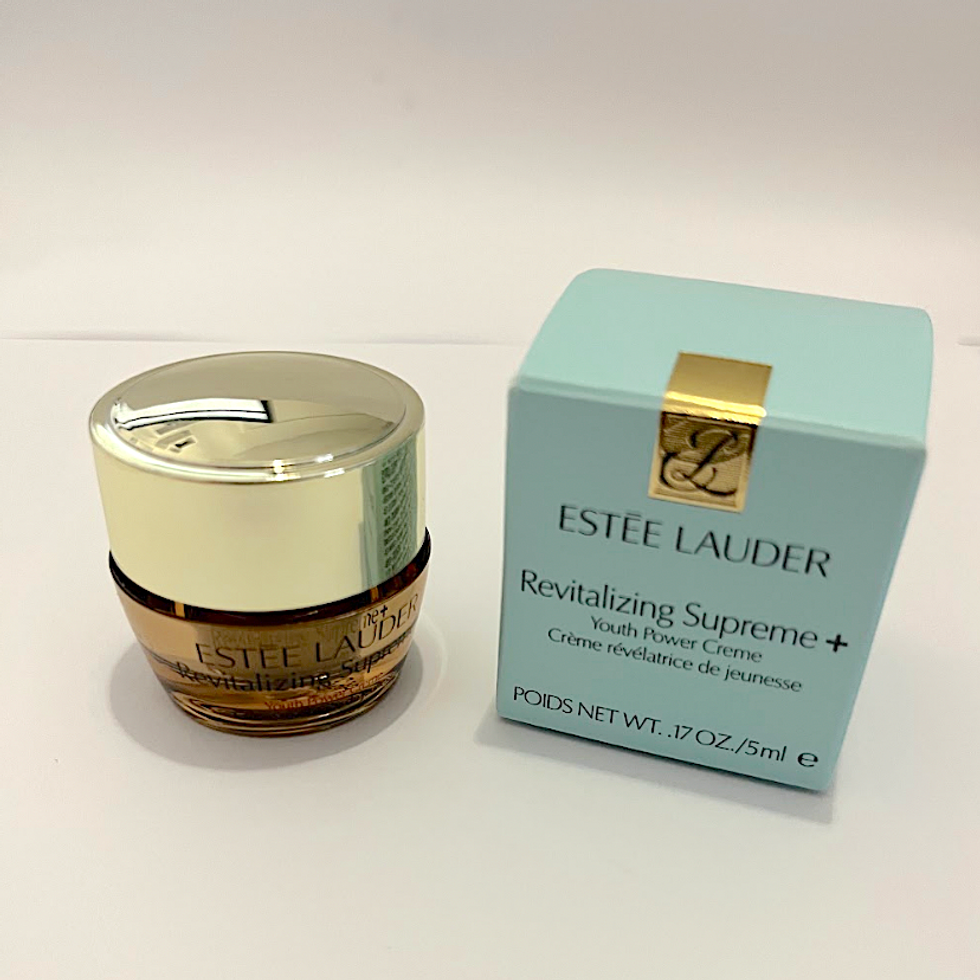 Cr\u00e8me r\u00e9v\u00e9latrice de jeunesse Revitalizing Supreme + Youth d'Est\u00e9e Lauder.
