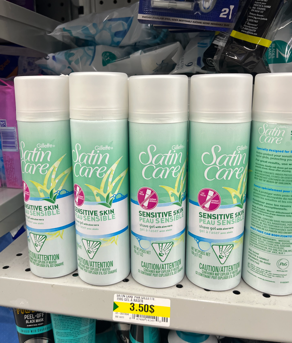 Cr\u00e8me \u00e0 raser Satin Care sur les tablettes au Dollarama.