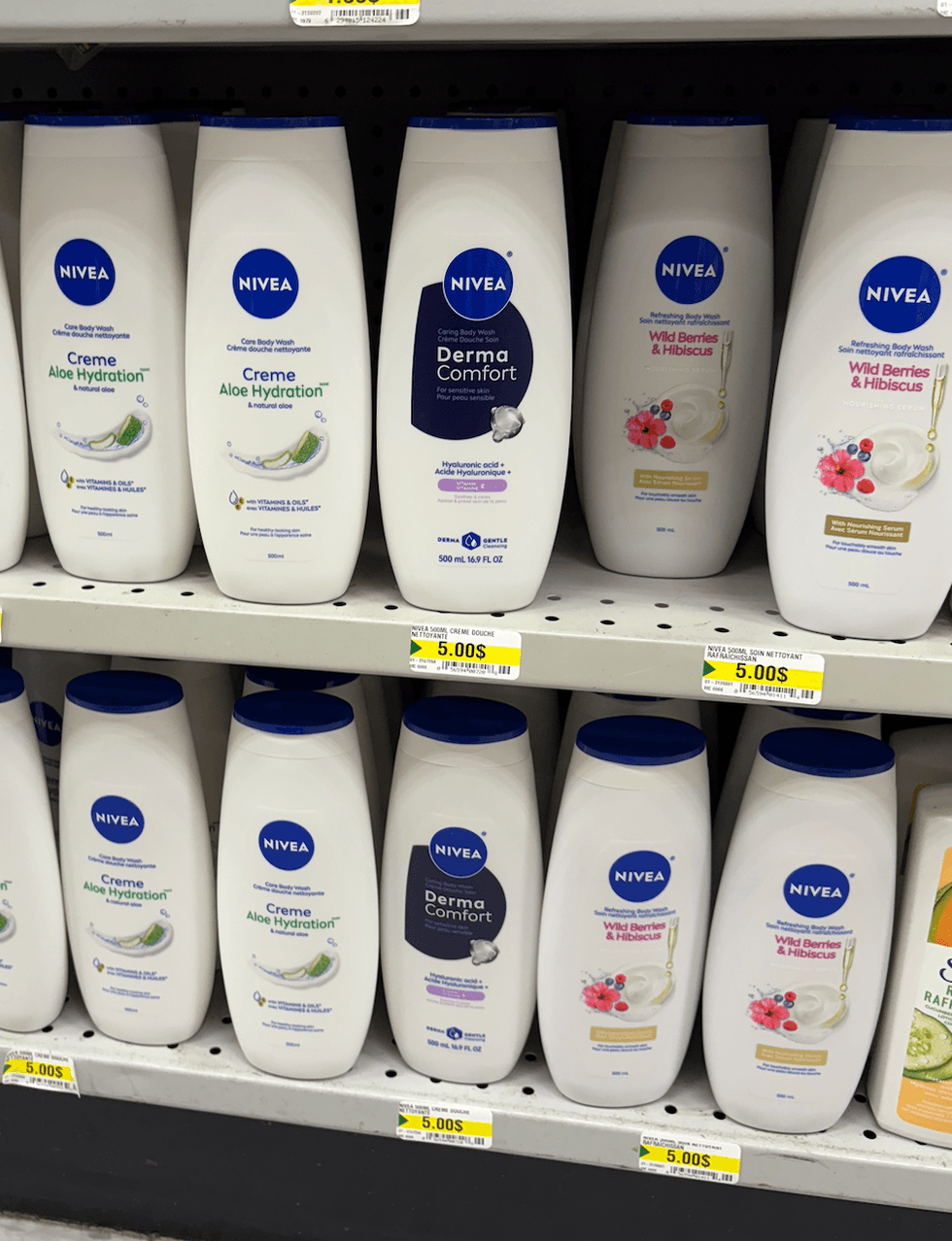 Cr\u00e8mes de douche nettoyantes Nivea sur les tablettes du Dollarama.