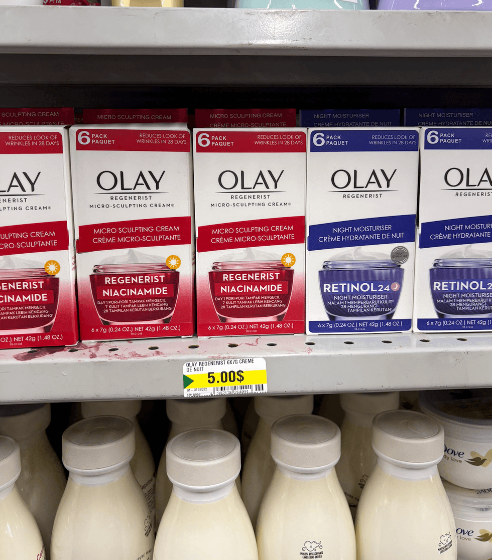 Cr\u00e8mes pour le visage Olay sur les tablettes du Dollarama.