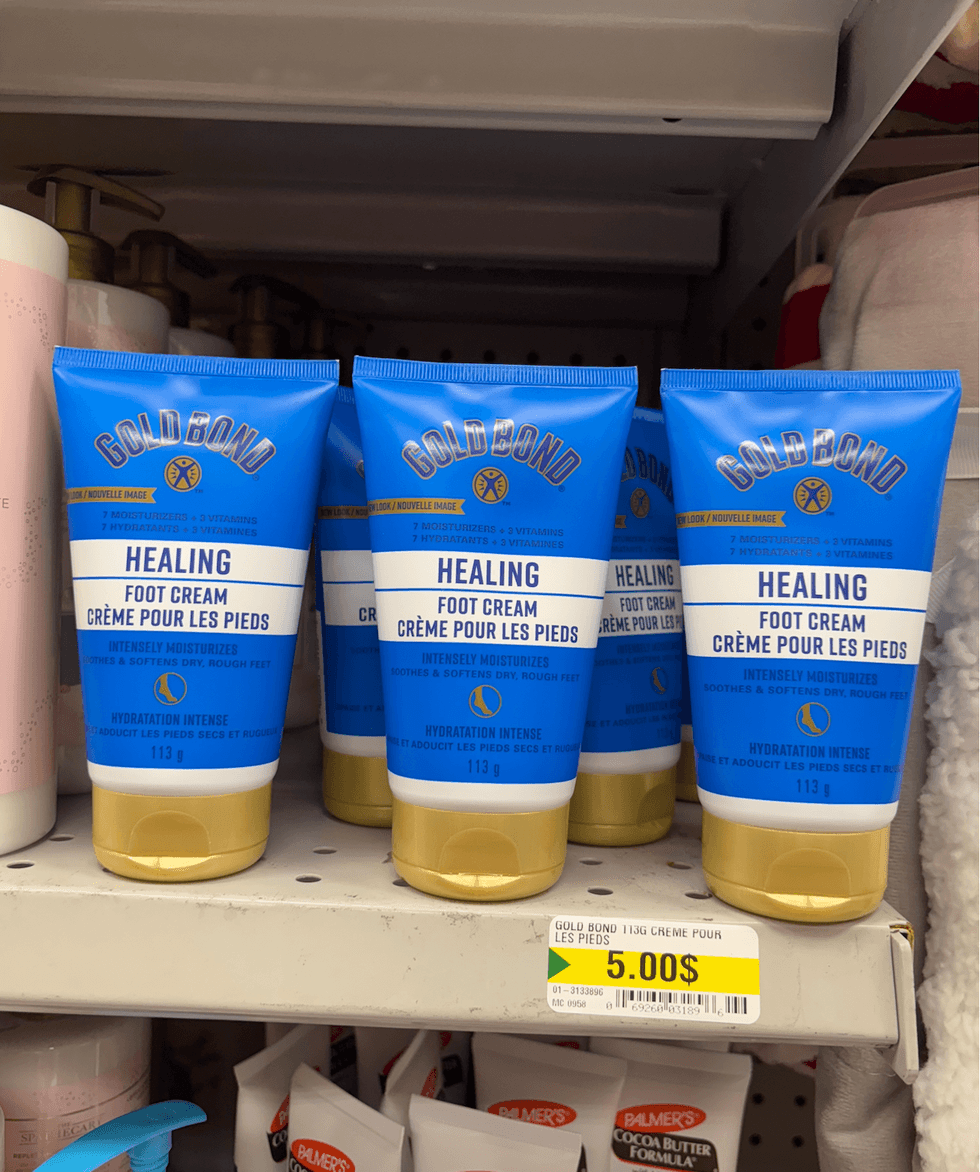 Cr\u00e8mes pour les pieds Gold Bond sur les tablettes du Dollarama.