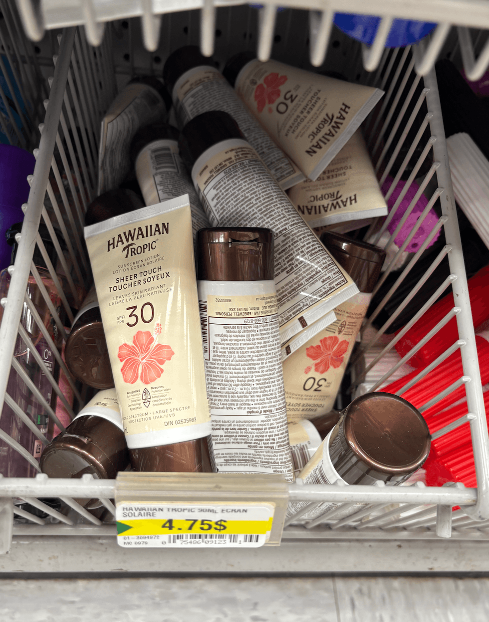 Cr\u00e8mes solaires Hawaiian Tropic sur les tablettes du Dollarama.