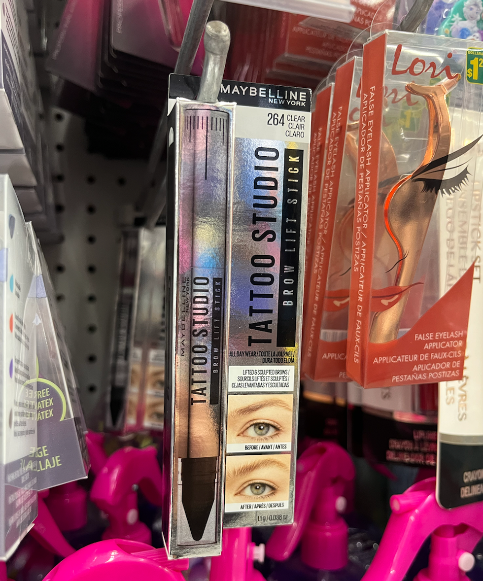 Crayon \u00e0 sourcils Tattoo Studio de Maybelline au Dollamara.