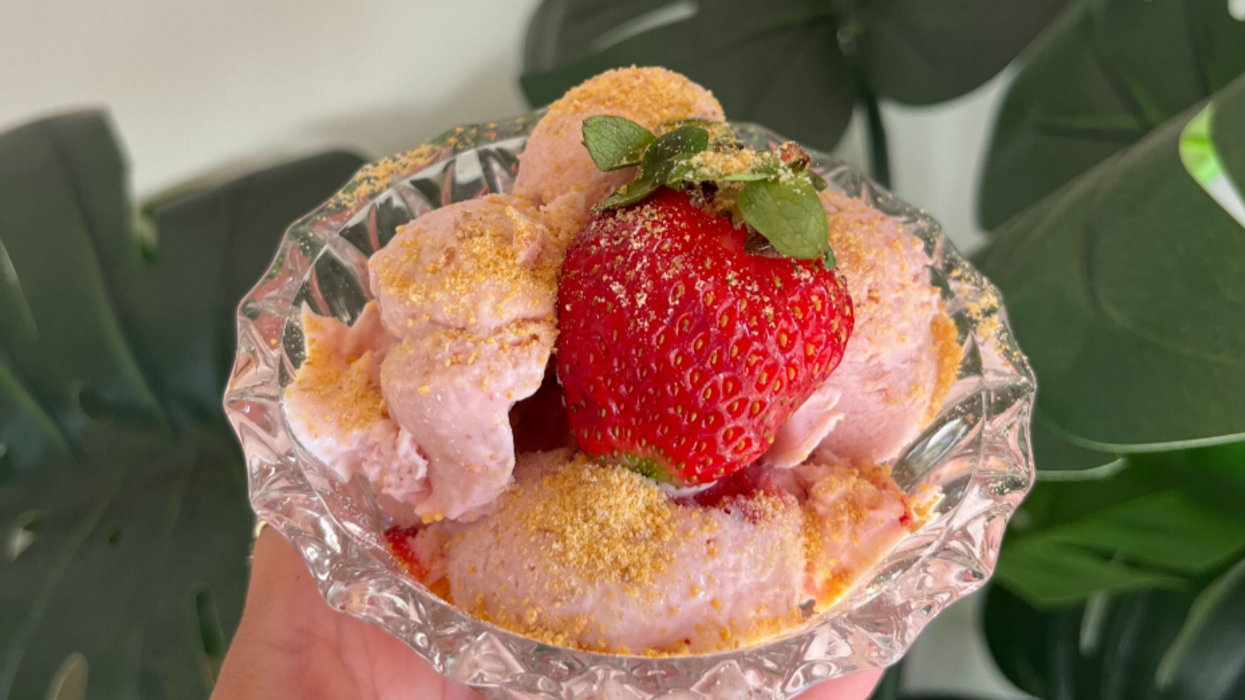 Crème glacée cheesecake à la fraise version TikTok.
