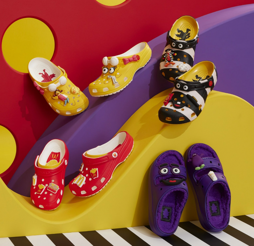 Crocs jaune, noir et blanc, rouge et mauve \u00e0 l'effigie de McDonald's.