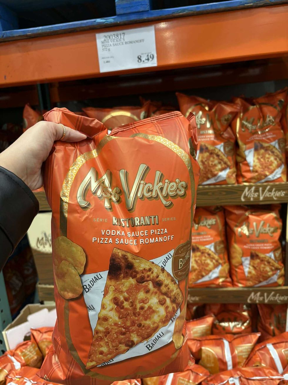 Croustilles Miss Vickie\u2019s saveur pizza sauce vodka de la s\u00e9rie Ristoranti, en format sac familial, au Costco.