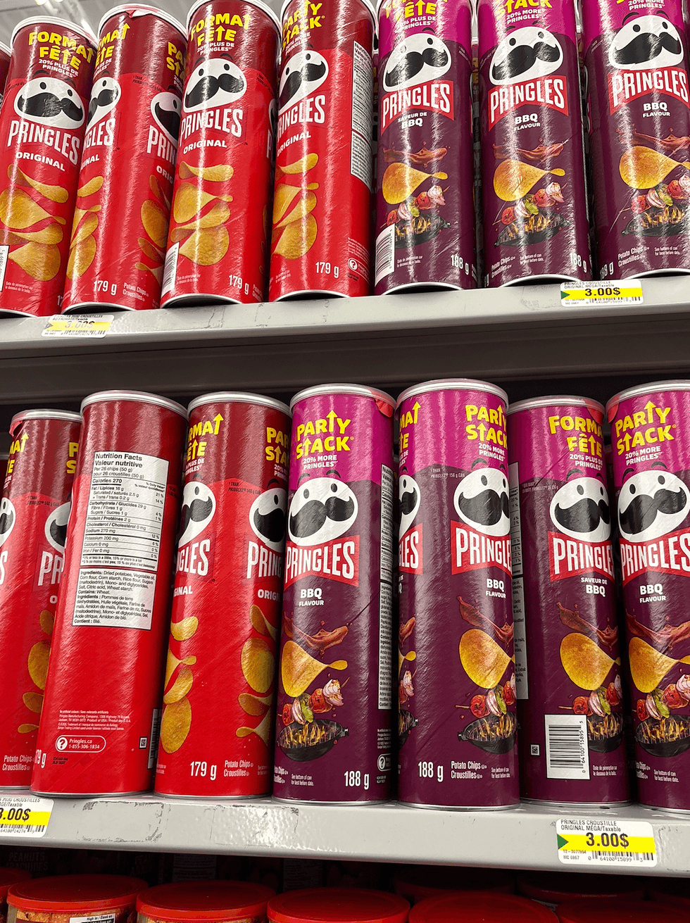 Croustilles Pringles sur les tablette du Dollarama.