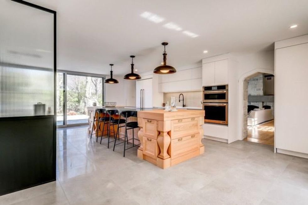 Cuisine du 800, rue du Ch\u00e2teau, Mont-Saint-Hilaire, QC.