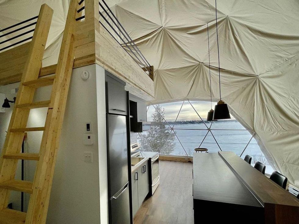 Cuisine du d\u00f4me Pax \u00e0 Chibougamau sur Airbnb.