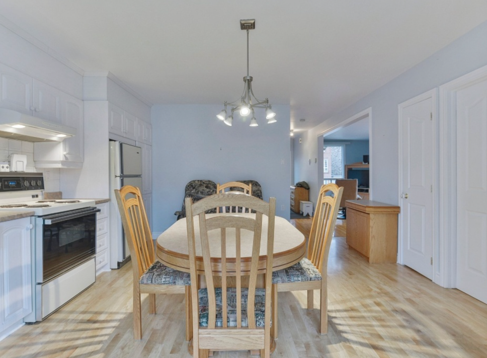 Cuisine et long couloir d'entr\u00e9e.