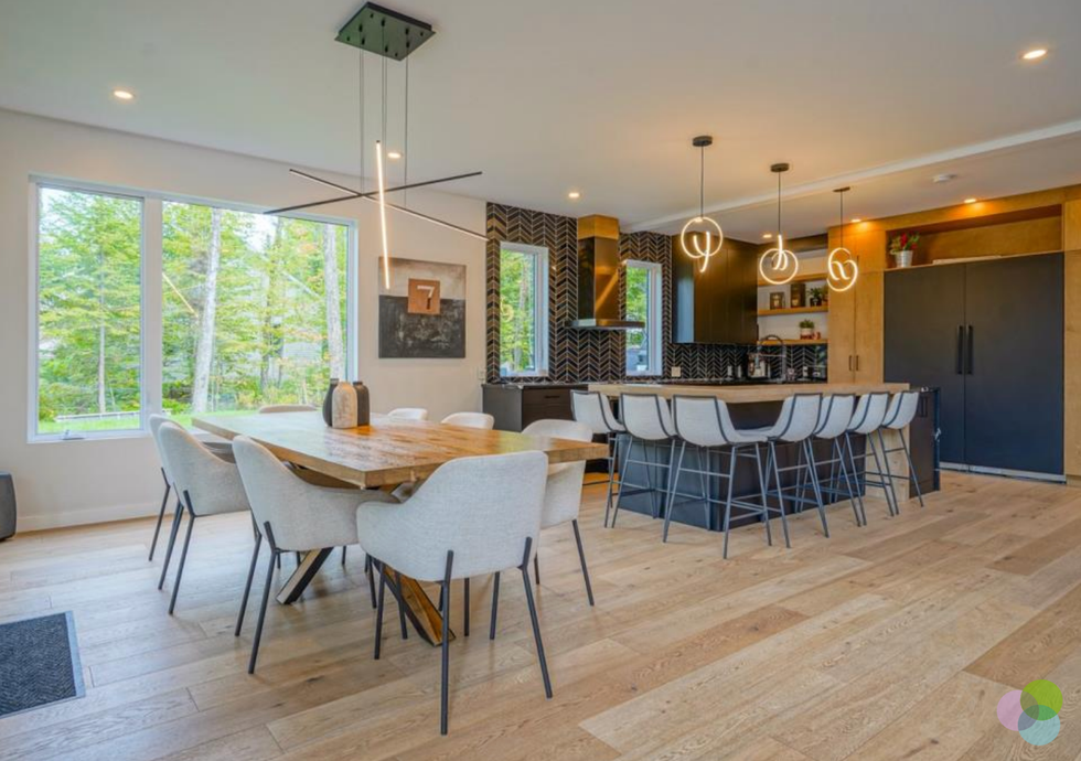 Cuisine et salle \u00e0 manger de la maison \u00e0 vendre de Carolane Toupin.