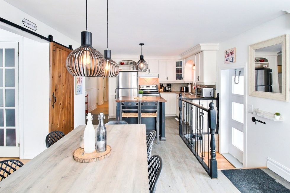 Cuisine et salle \u00e0 manger.