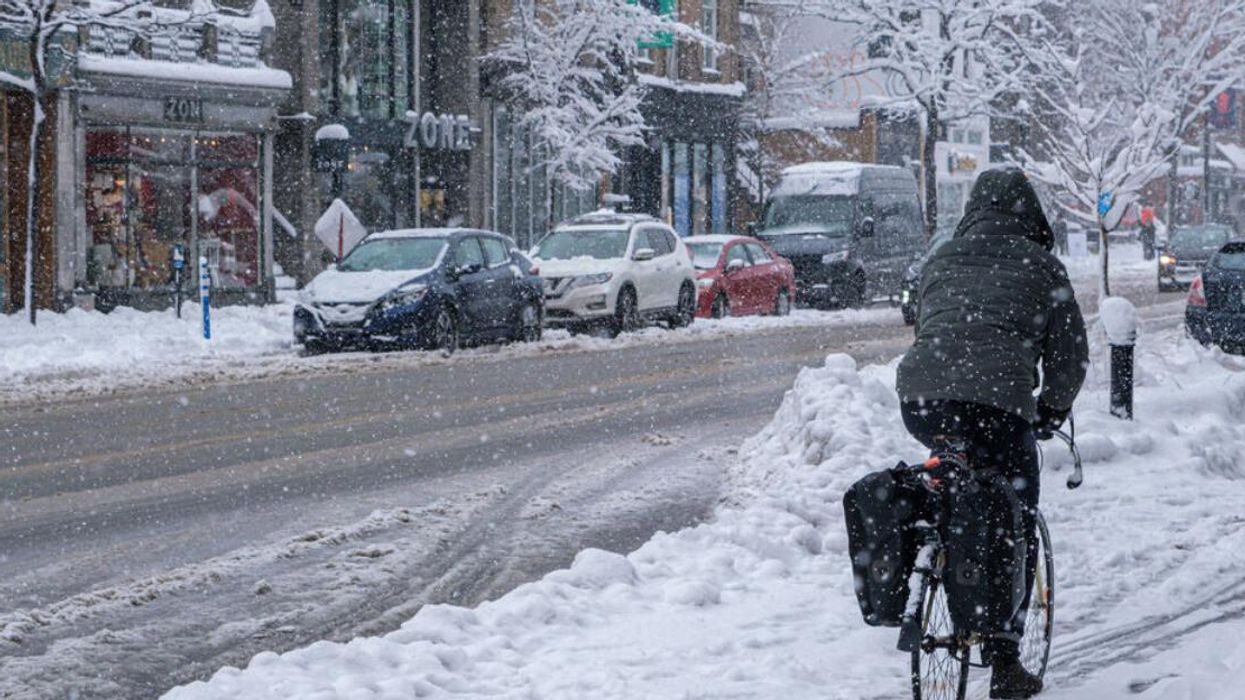 Cycliste dans les rues de Montréal durant une tempête.
