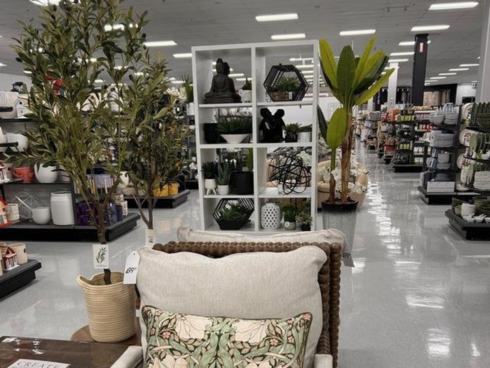 D\u00e9coration d'int\u00e9rieur au HomeSense : les plantes artificielles sont mises \u00e0 l'honneur.