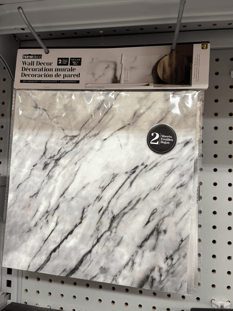 D\u00e9coration murale sur les \u00e9tag\u00e8res du Dollarama.
