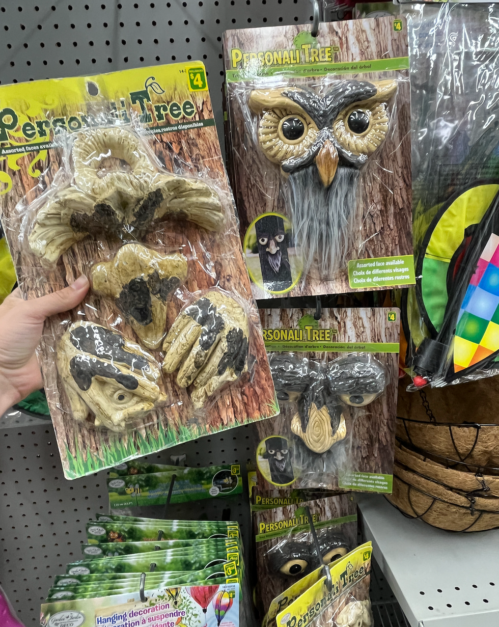 D\u00e9corations d'arbres au Dollarama.