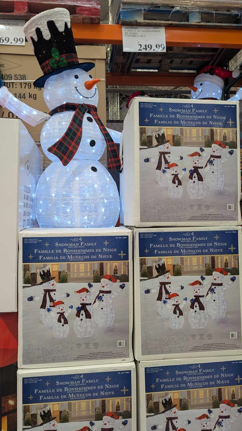 D\u00e9corations de famille de bonshommes de neige.