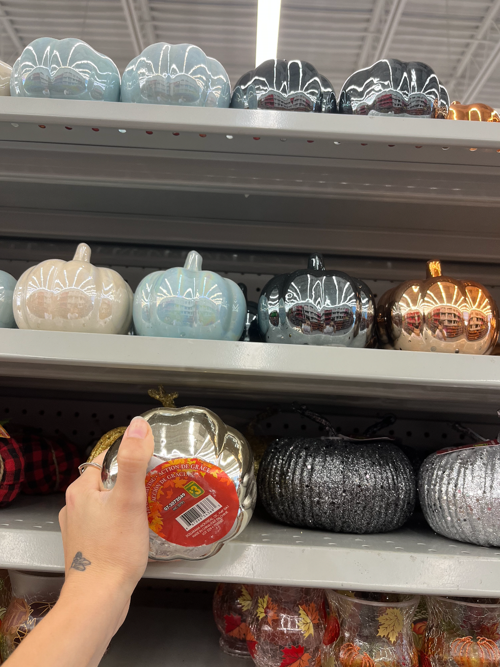 D\u00e9corations en citrouilles au Dollarama.