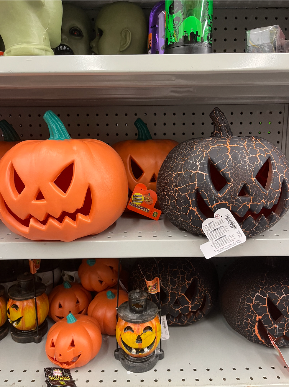 D\u00e9corations en citrouilles au Dollarama.