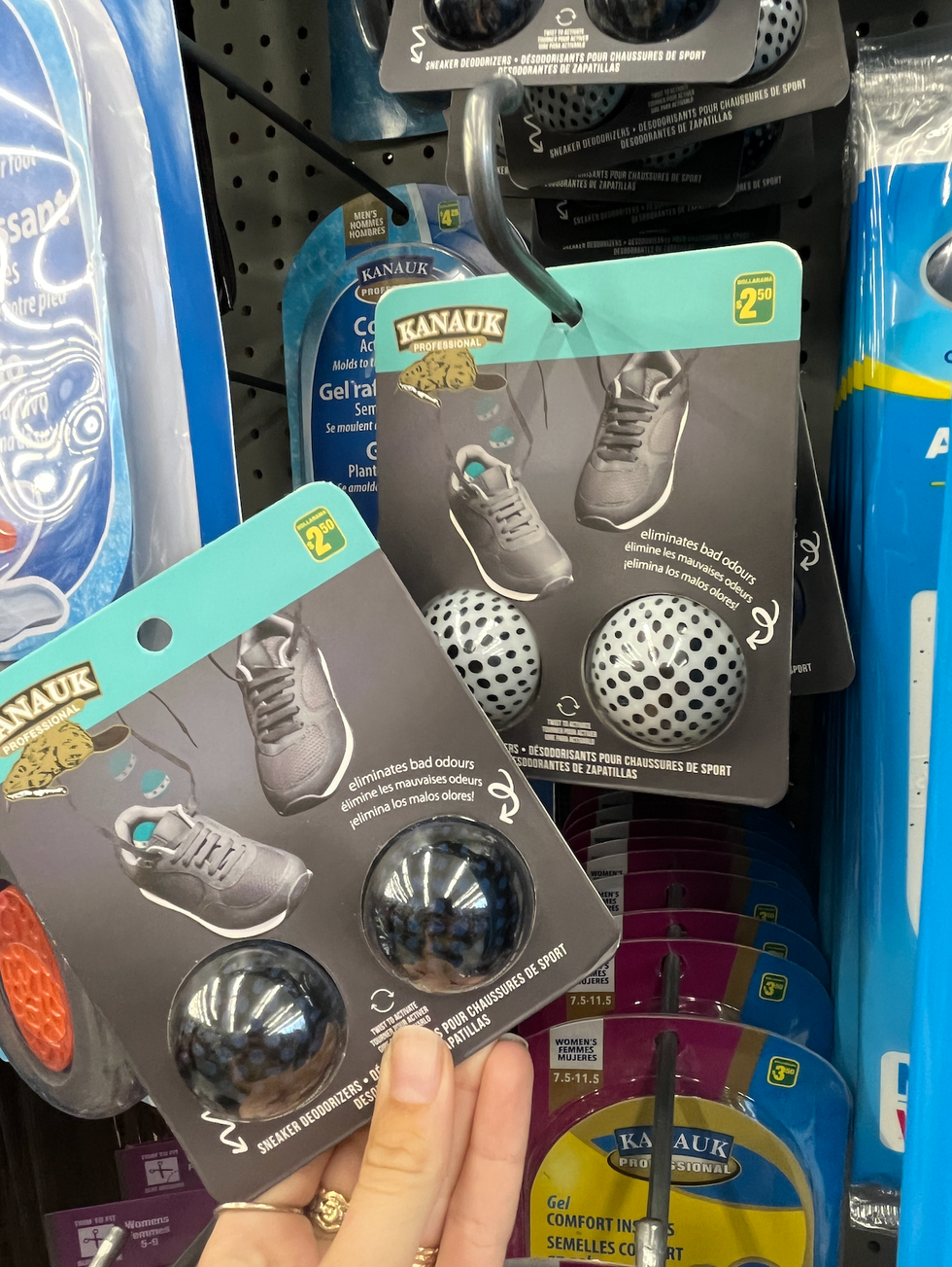 D\u00e9sodorisants pour chaussures au Dollarama.
