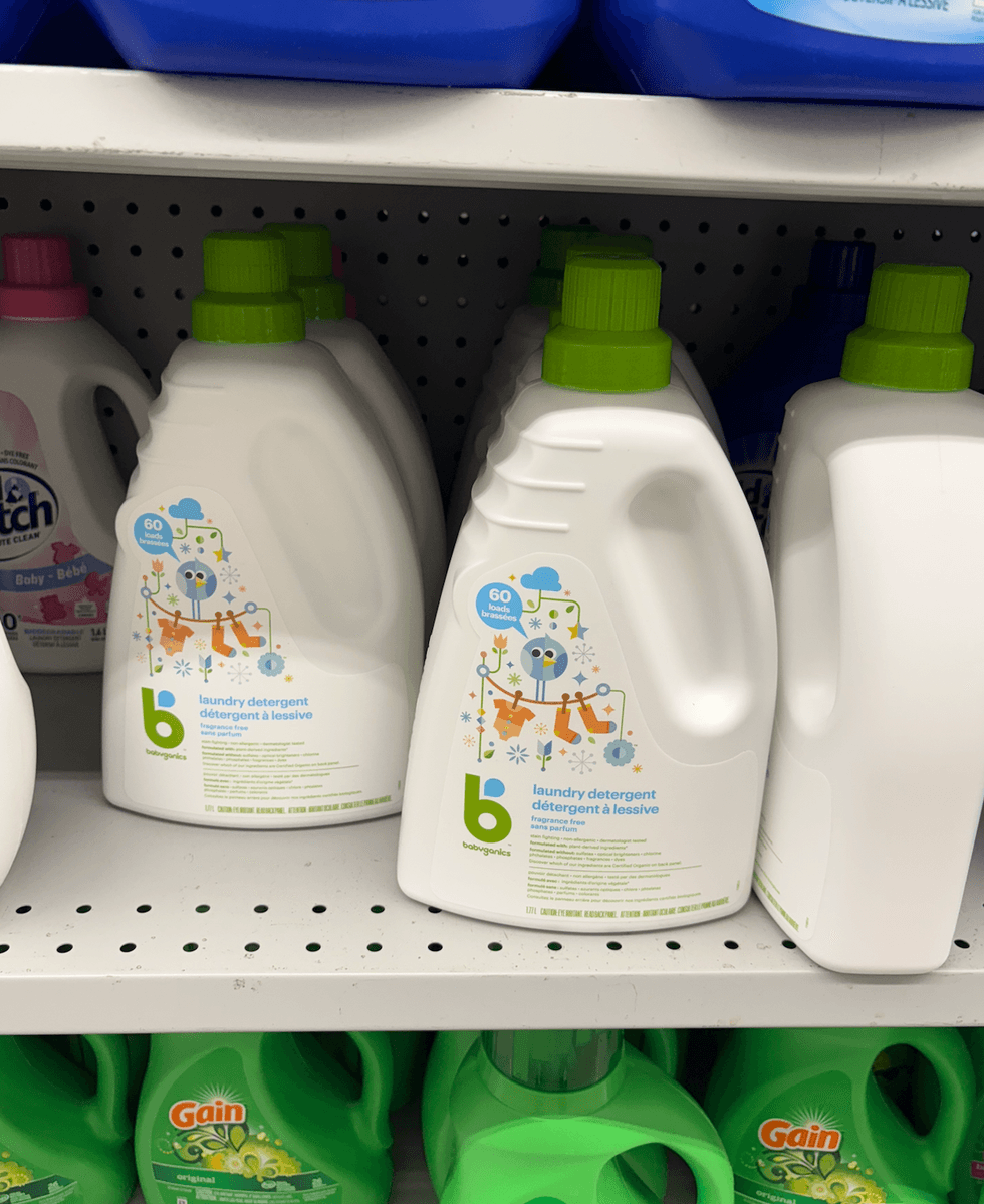 D\u00e9tergeant \u00e0 lessive sans parfum Babyganics sur les tablettes du Dollarama.
