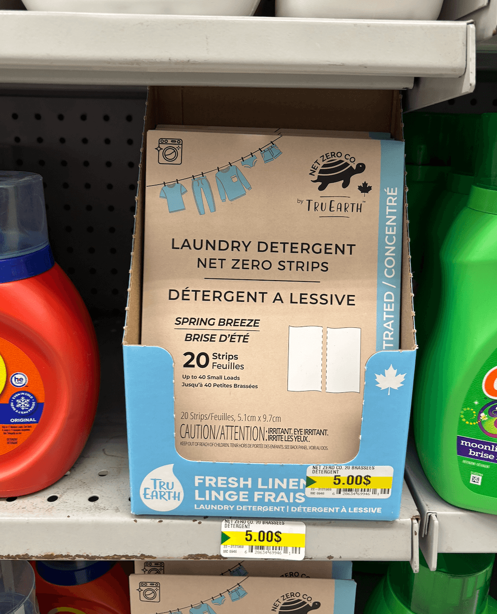 D\u00e9tergent \u00e0 lessive en feuille sur les tablettes du Dollarama.
