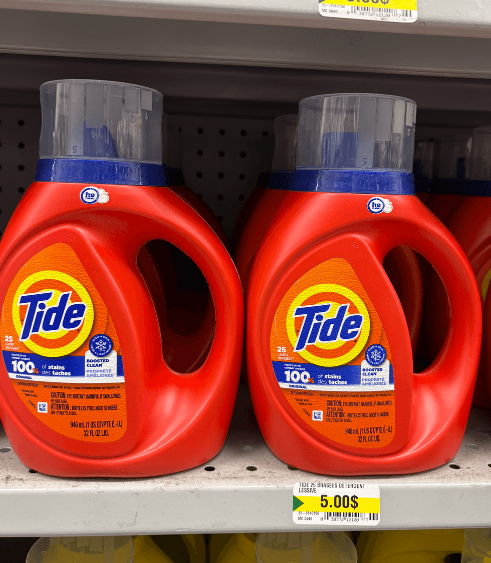 D\u00e9tergent \u00e0 lessive Tide sur les tablettes du Dollarama.