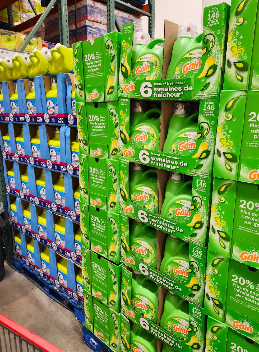 D\u00e9tergents \u00e0 lessive de la marque La Parisienne Ultra et Gain.