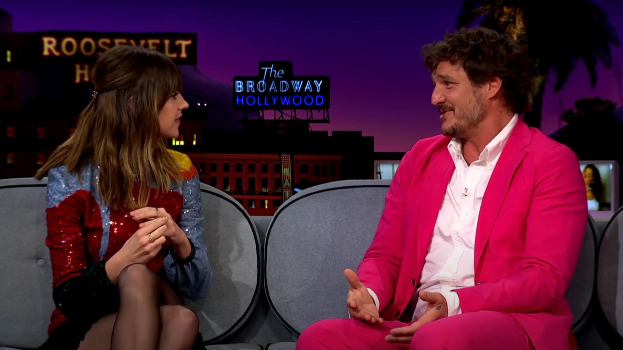 Daisy Edgar-Jones and Pedro Pascal chatting.