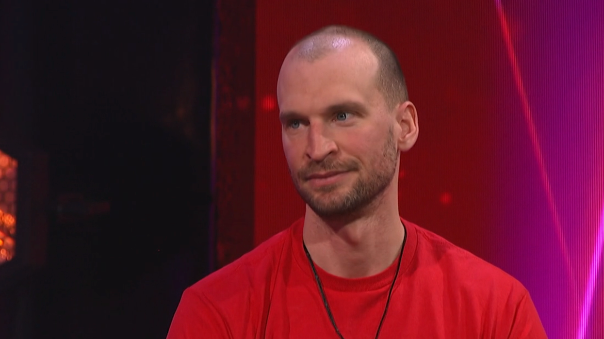 Daniel Savoie vêtu de rouge lors de son entrevue avec Marie-Mai.