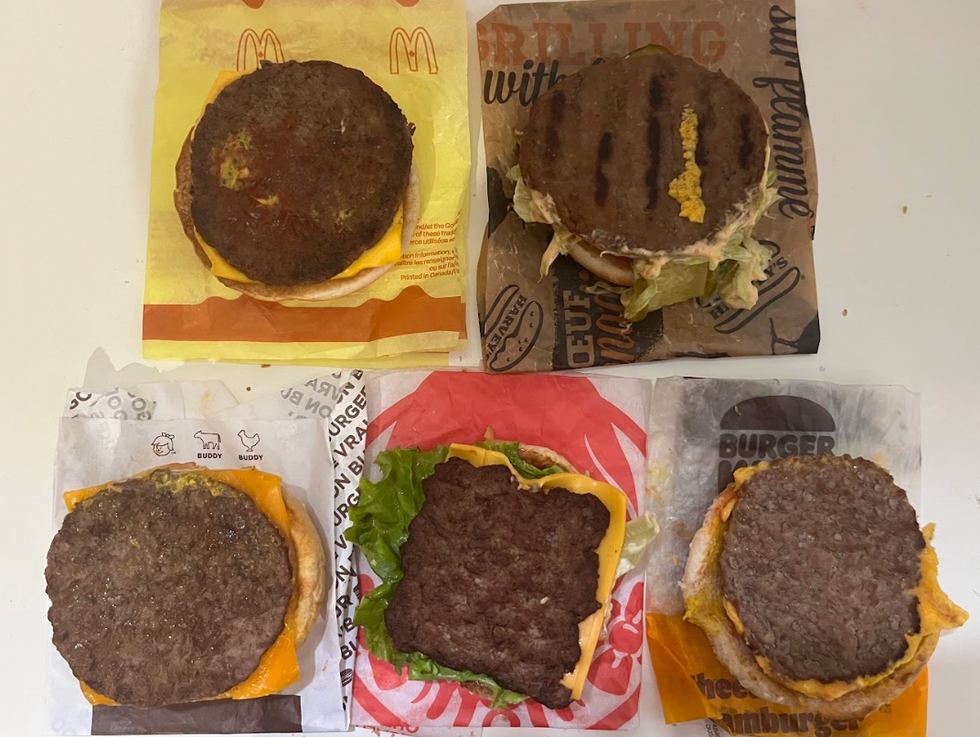 De gauche \u00e0 droite, en haut : Cheeseburgers de McDonald's et Harvey's. En bas : A&W, Wendy's, Burger King.