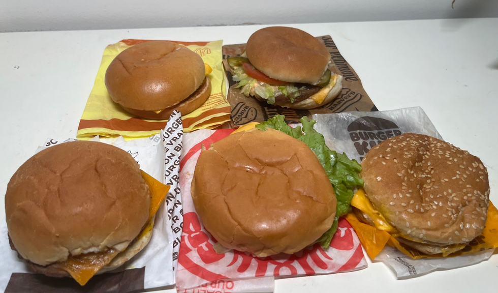 De gauche \u00e0 droite, en haut : Cheeseburgers de McDonald's et Harvey's. En bas : A&W, Wendy's, Burger King.