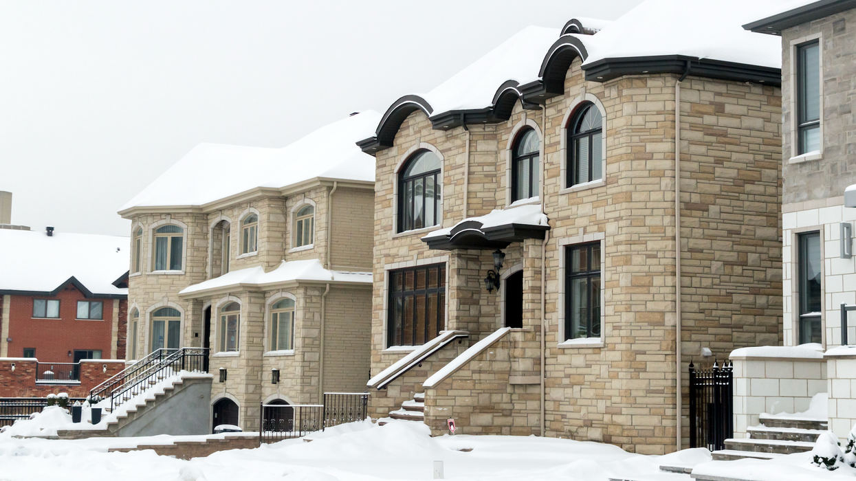 De grandes maisons en rangée à Montréal.