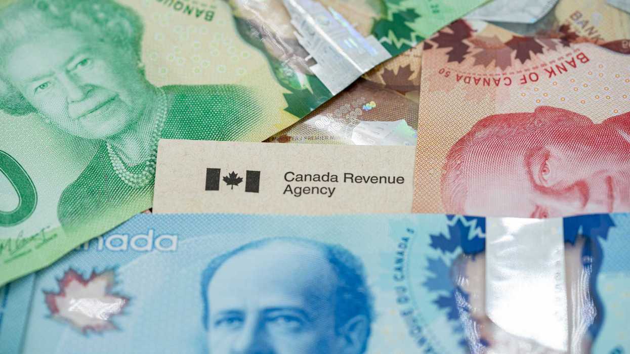 De l'argent canadien avec une enveloppe de l'Agence du revenu du Canada.