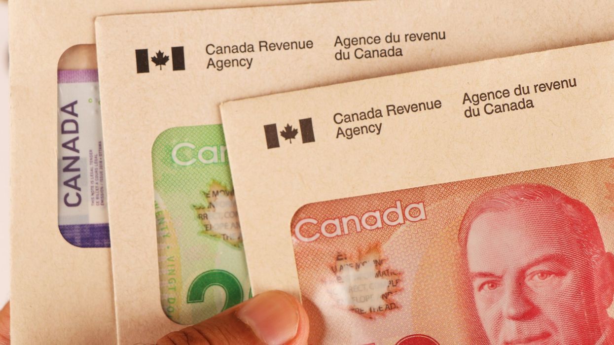 De l'argent canadien dans des enveloppes de l'Agence du revenu du Canada.