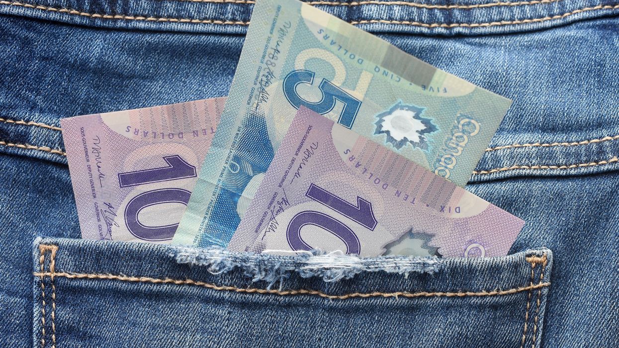 De l'argent canadien dans la poche d'un pantalon.