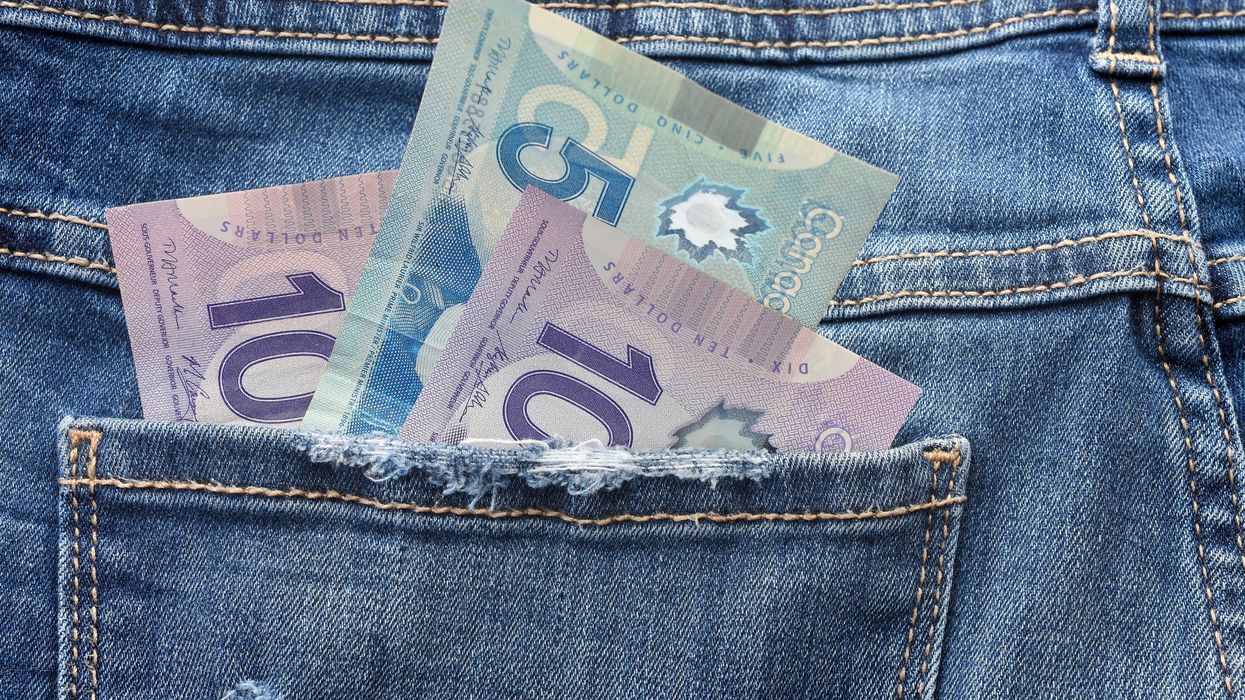 De l'argent canadien dans la poche d'un pantalon.
