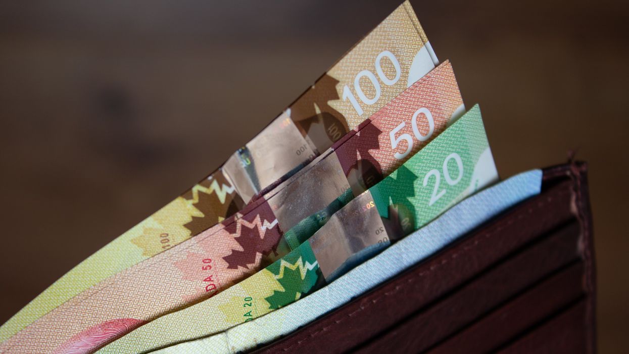 De l'argent canadien dans un porte-feuille.