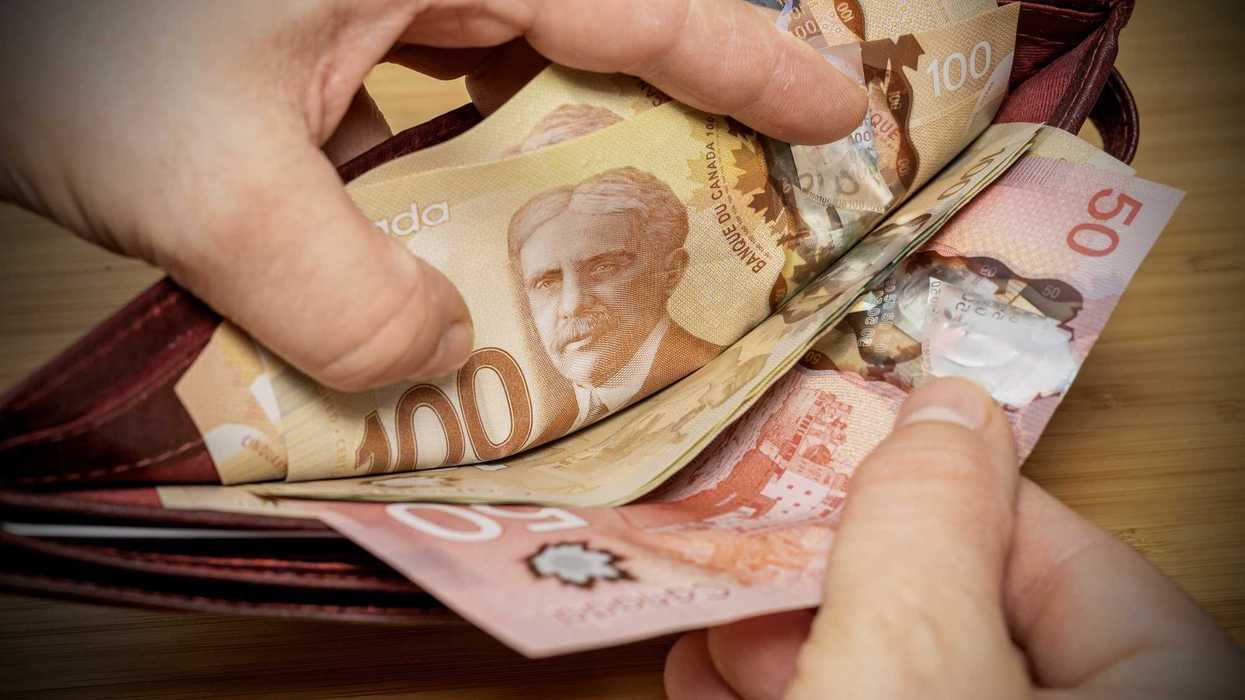 De l'argent canadien dans un portefeuille.