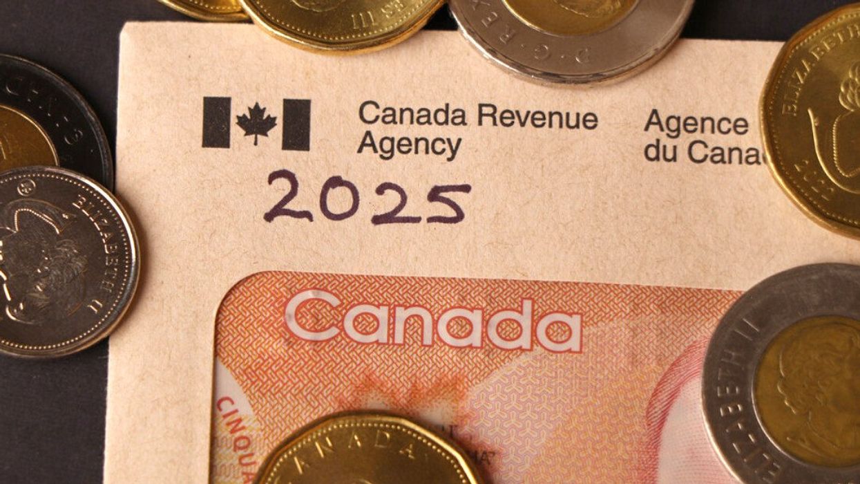De l'argent canadien dans une enveloppe de l'Agence du revenu du Canada.