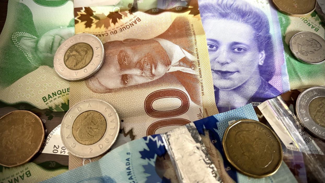 De l'argent canadien dans une enveloppe de l'Agence du revenu du Canada.