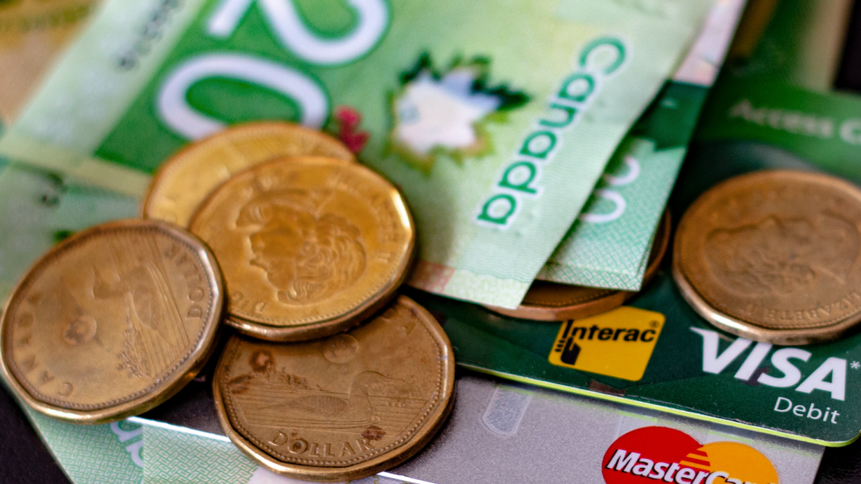 De l'argent canadien et des cartes de crédit.