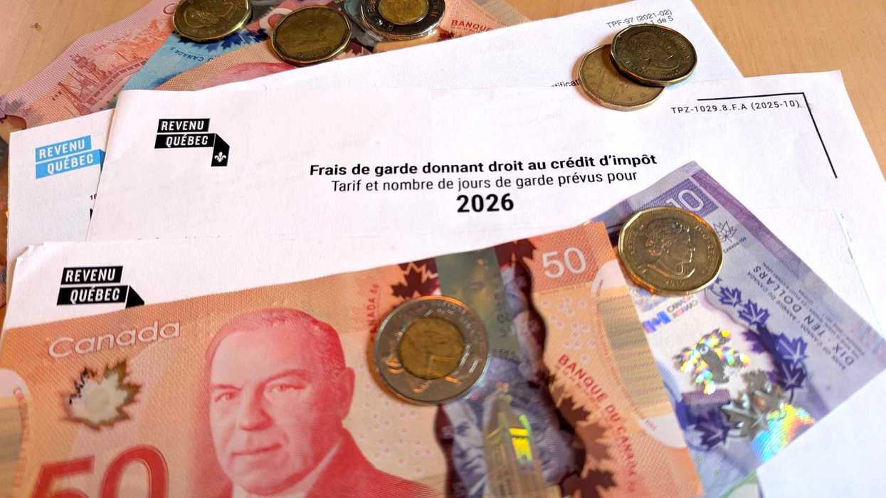 De l'argent canadien et des documents de Revenu Québec.