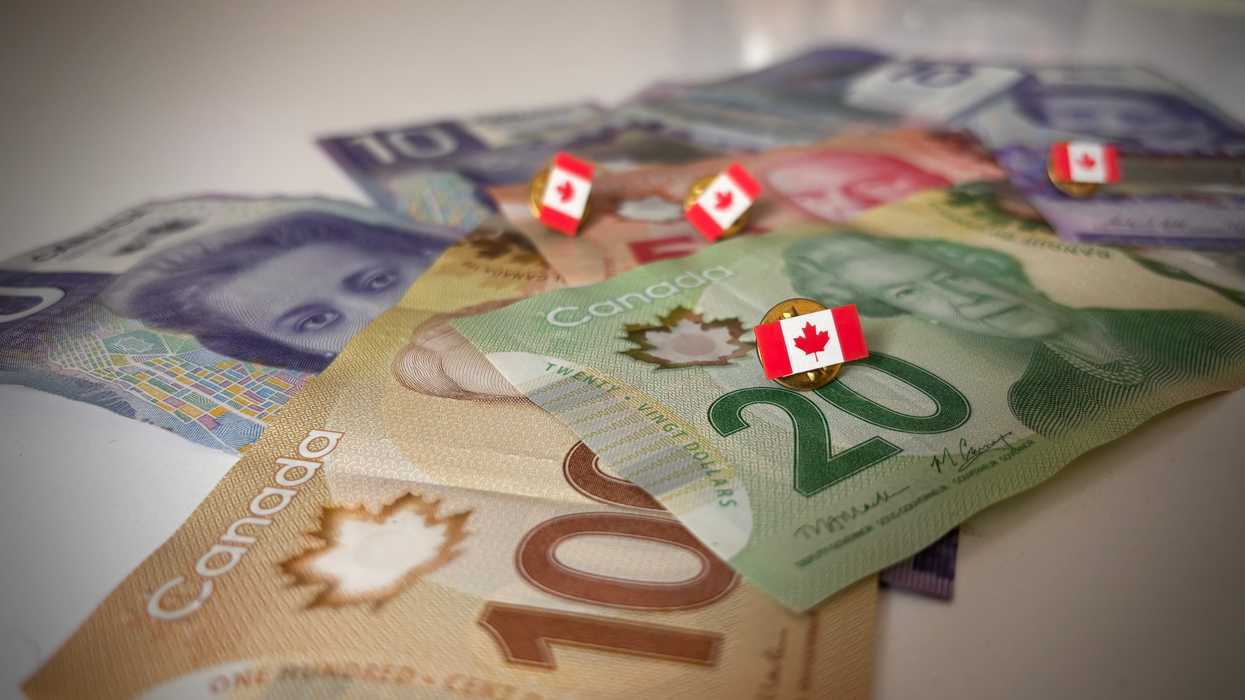 De l'argent canadien et des drapeaux canadiens.