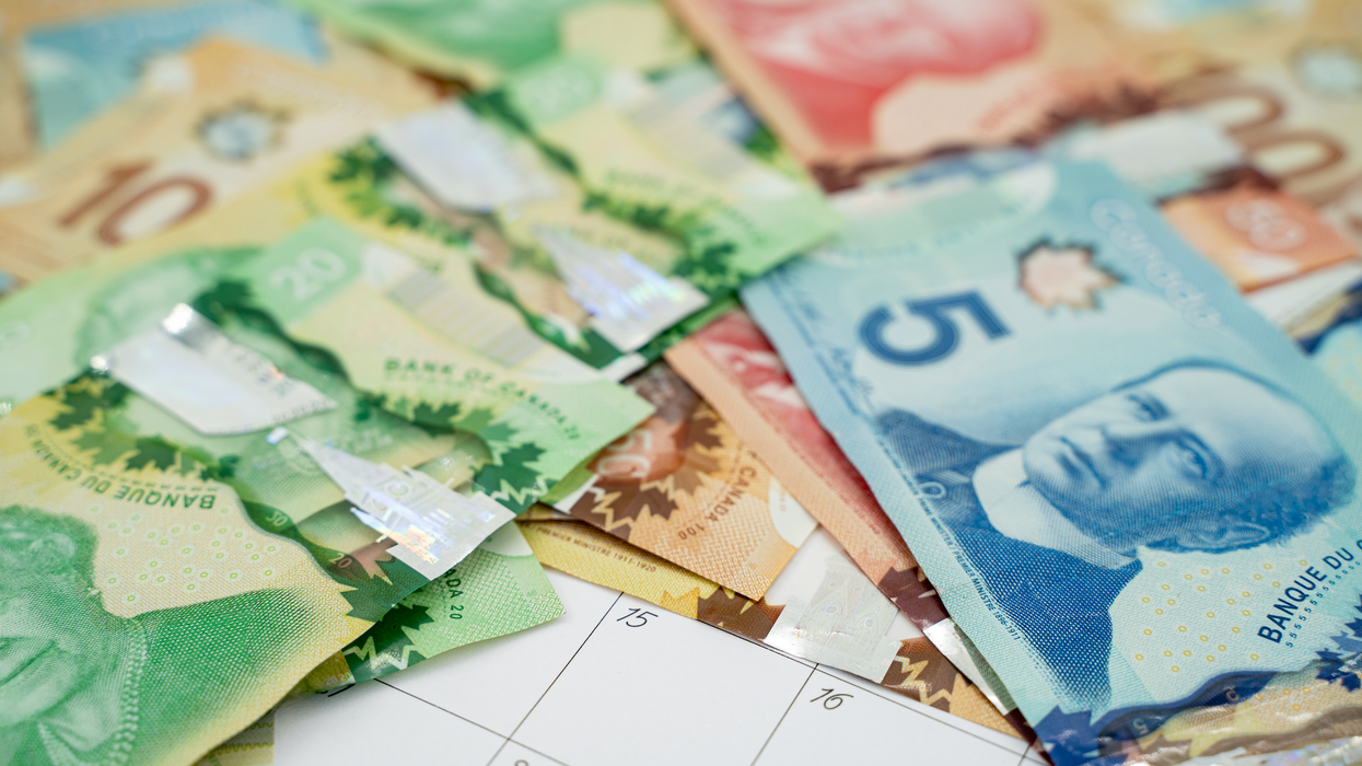 De l'argent canadien et un calendrier.