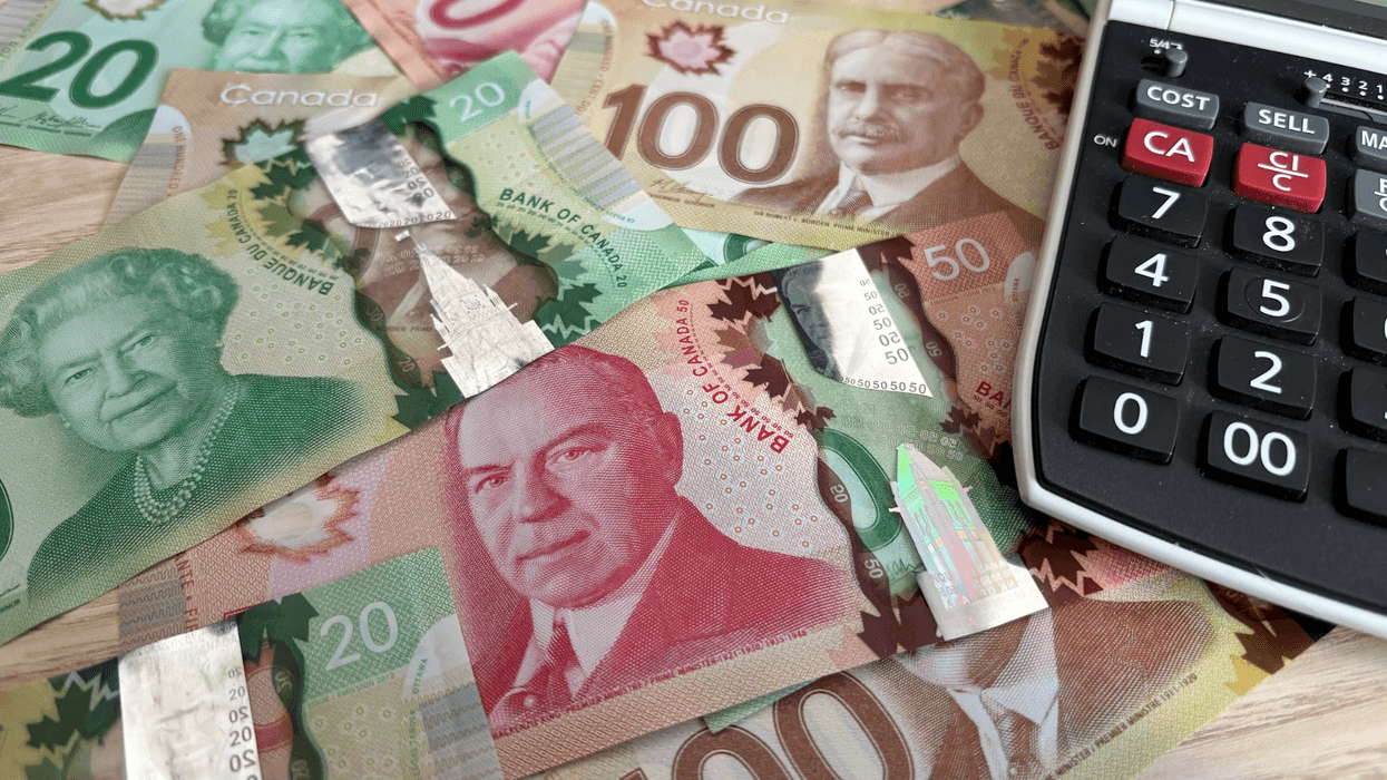 De l'argent canadien et une calculatrice.