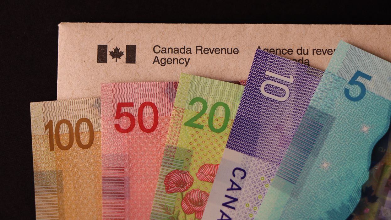 De l'argent canadien et une enveloppe de l'Agence du revenu du Canada (ARC)