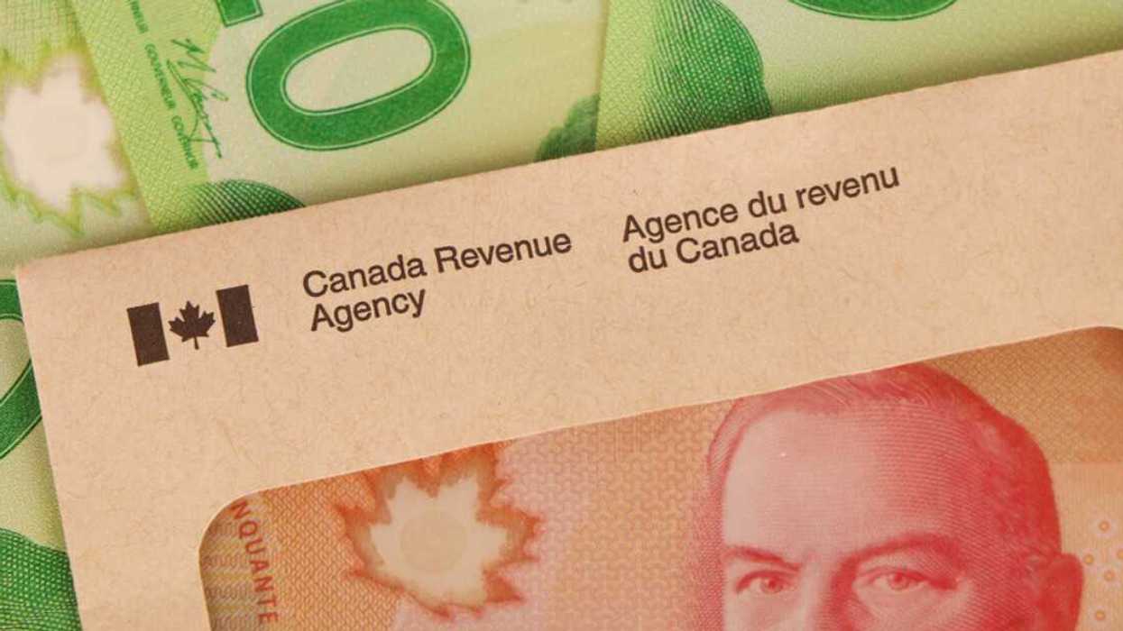 De l'argent canadien et une enveloppe de l'Agence du revenu du Canada.